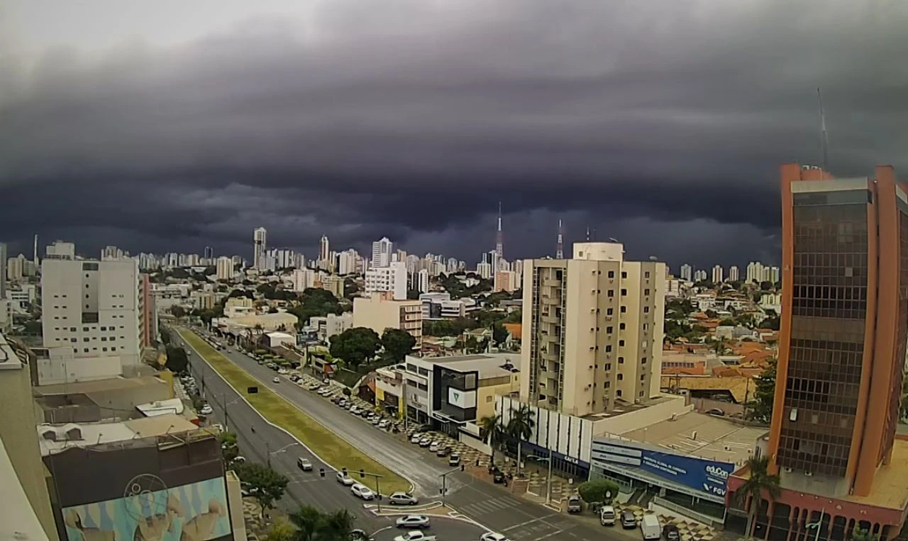 A imagem mostra a cidade de Cuiabá num dia chuvoso, ilustrando o mês de novembro chuvoso em grande parte do país.